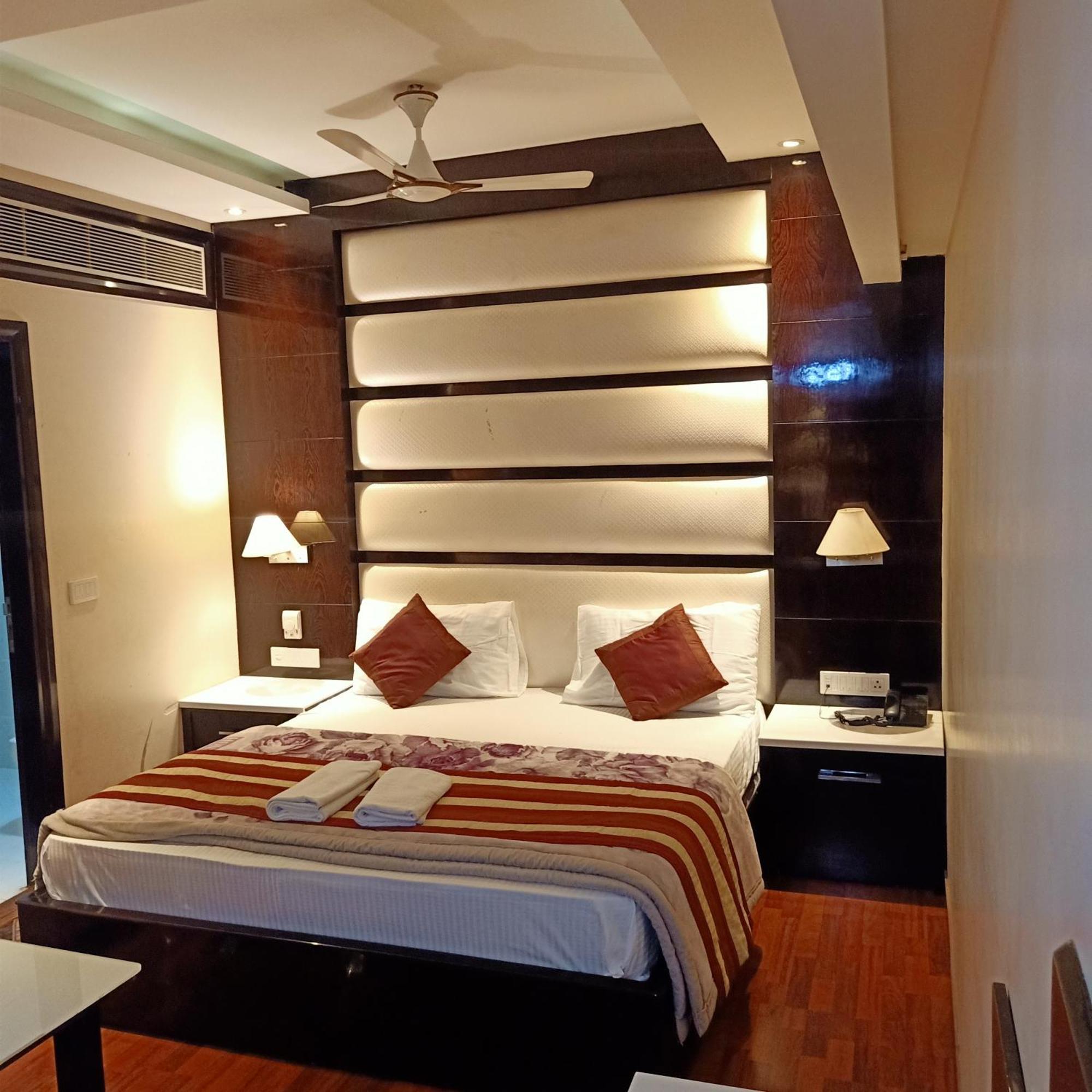 Hotel Geet Deluxe Нью-Дели Экстерьер фото