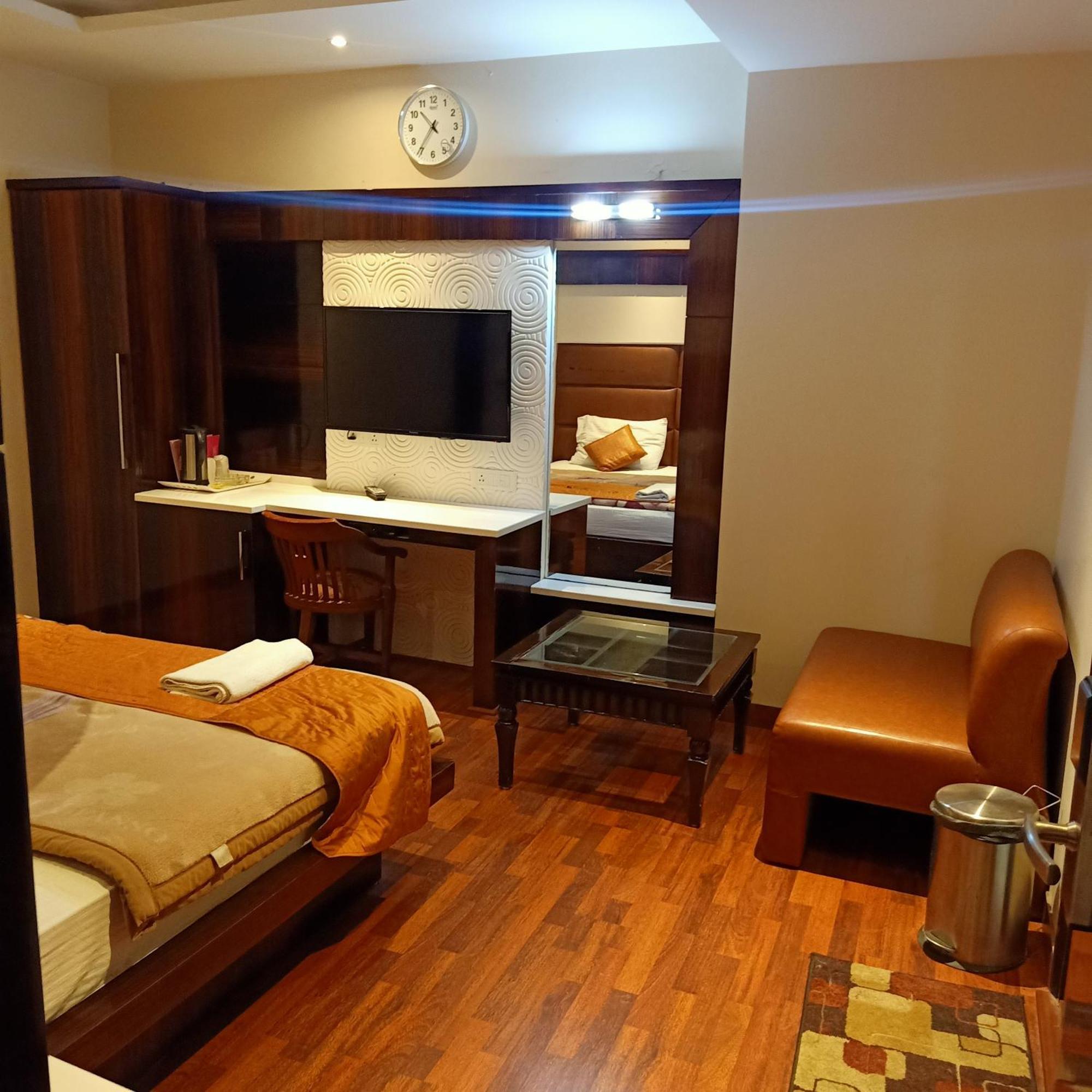 Hotel Geet Deluxe Нью-Дели Экстерьер фото