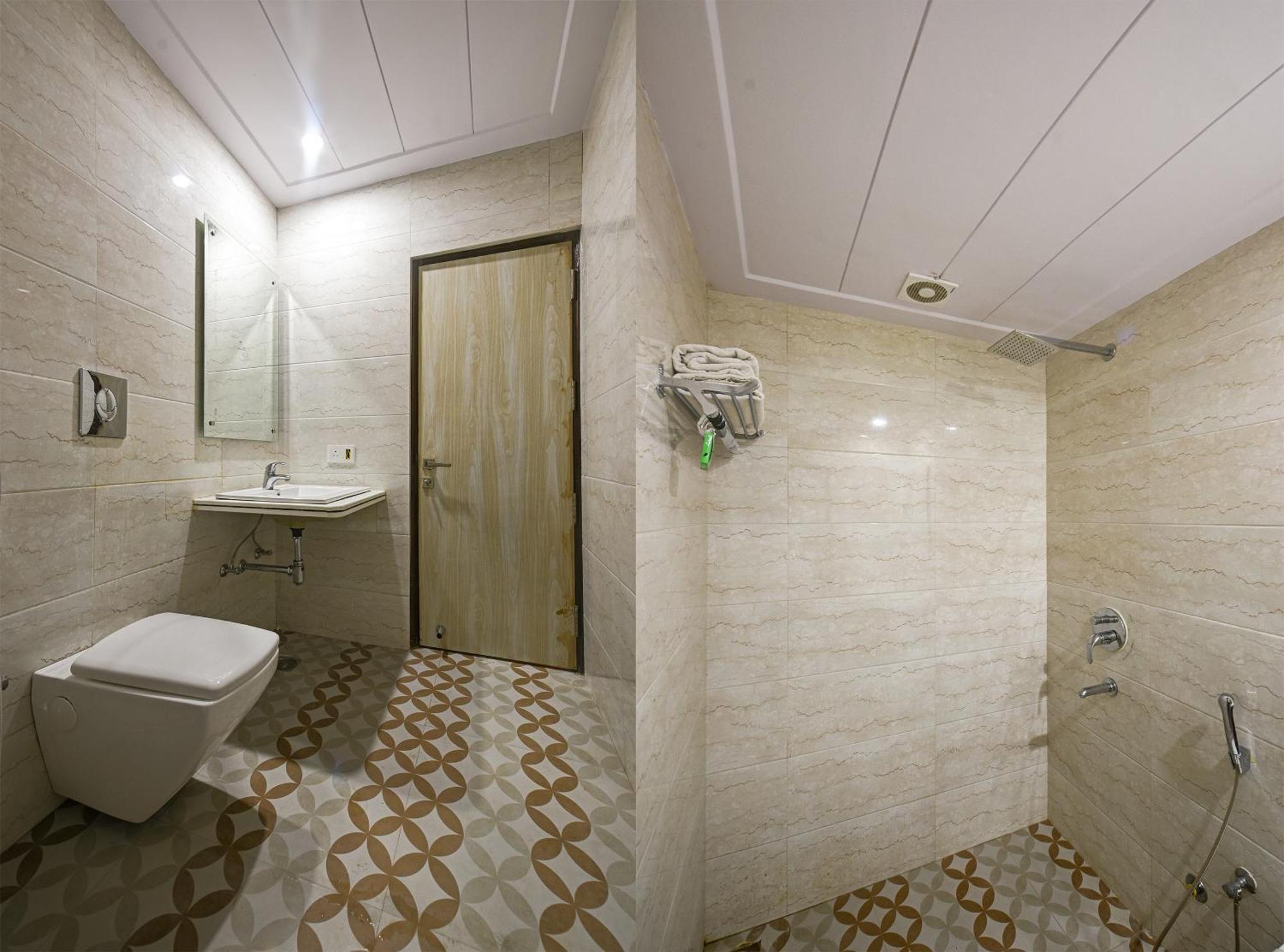 Hotel Geet Deluxe Нью-Дели Экстерьер фото