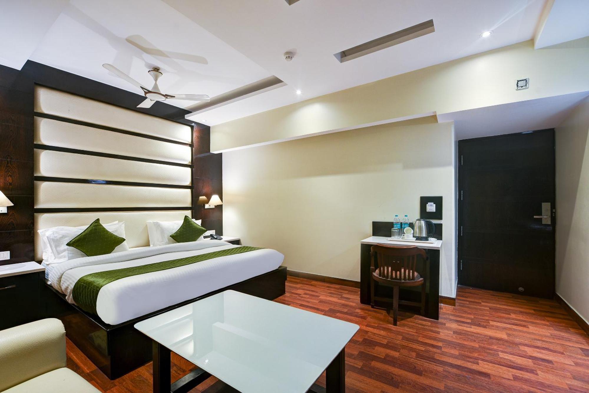 Hotel Geet Deluxe Нью-Дели Экстерьер фото
