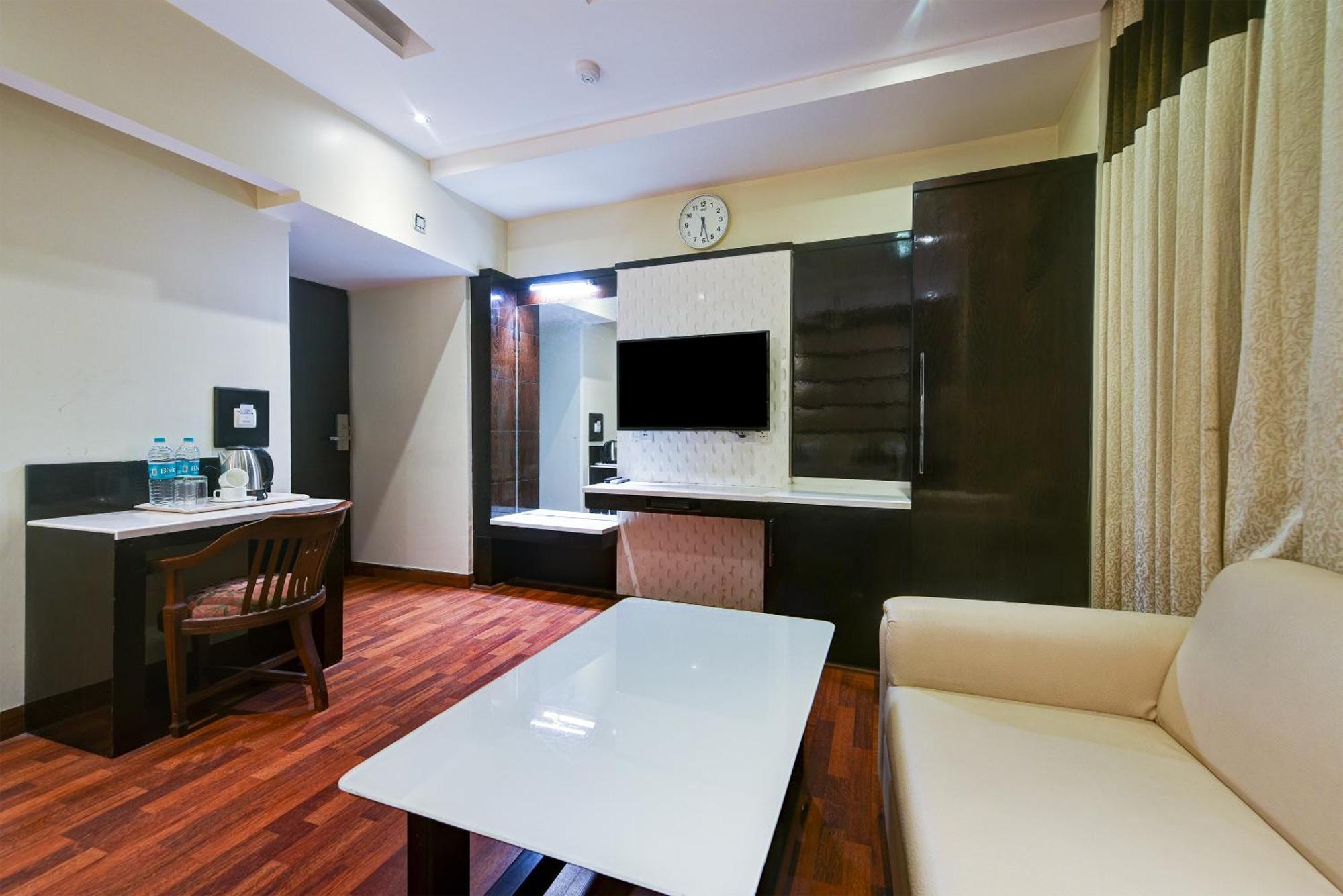 Hotel Geet Deluxe Нью-Дели Экстерьер фото