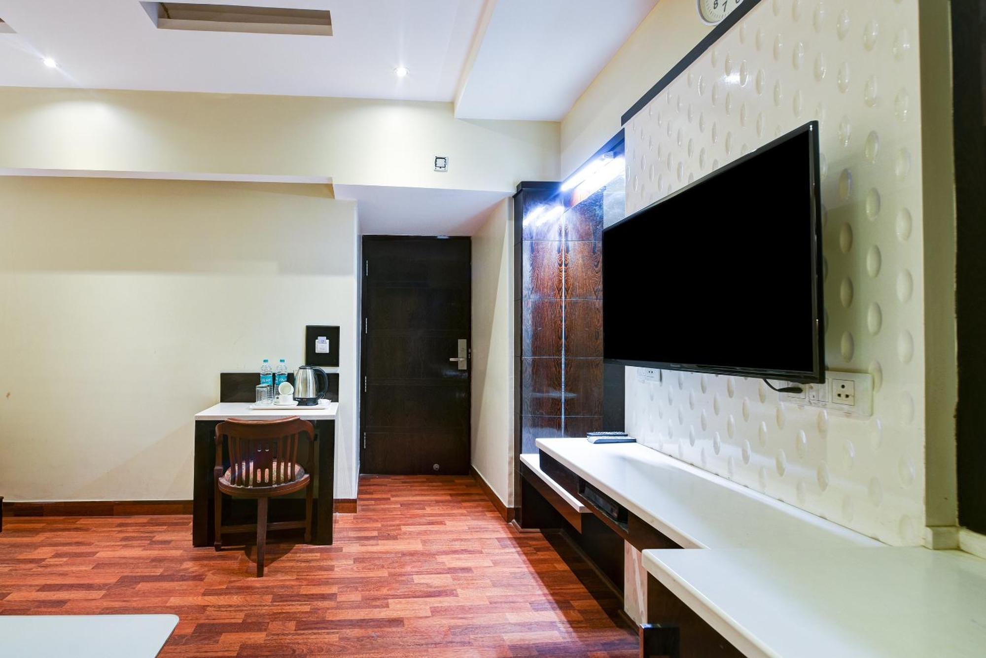 Hotel Geet Deluxe Нью-Дели Экстерьер фото