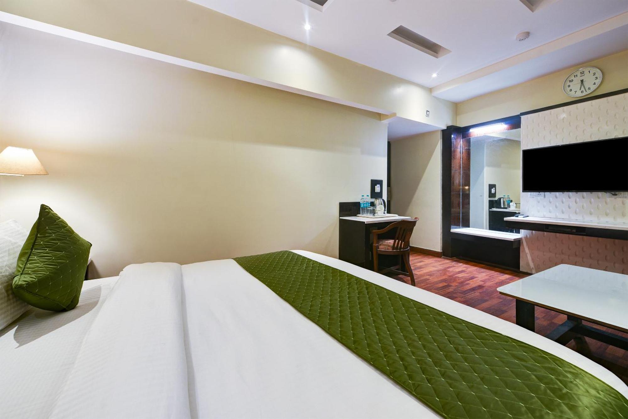 Hotel Geet Deluxe Нью-Дели Экстерьер фото