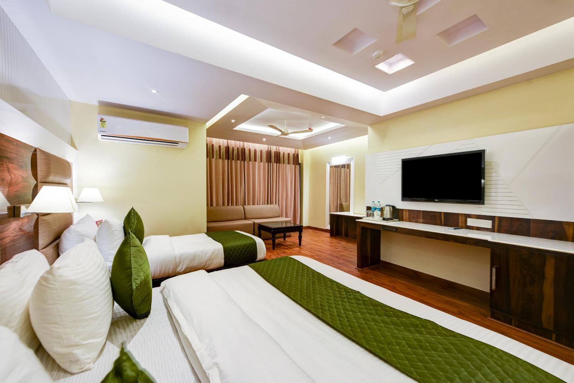 Hotel Geet Deluxe Нью-Дели Экстерьер фото
