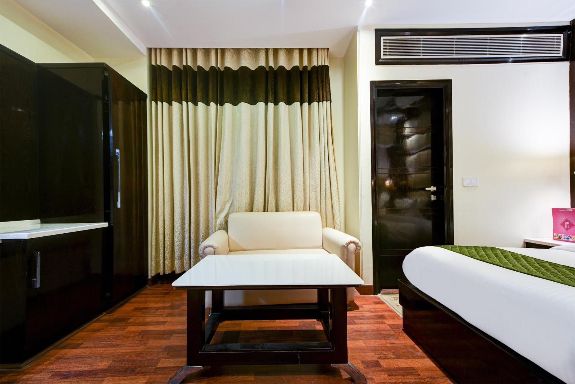 Hotel Geet Deluxe Нью-Дели Экстерьер фото