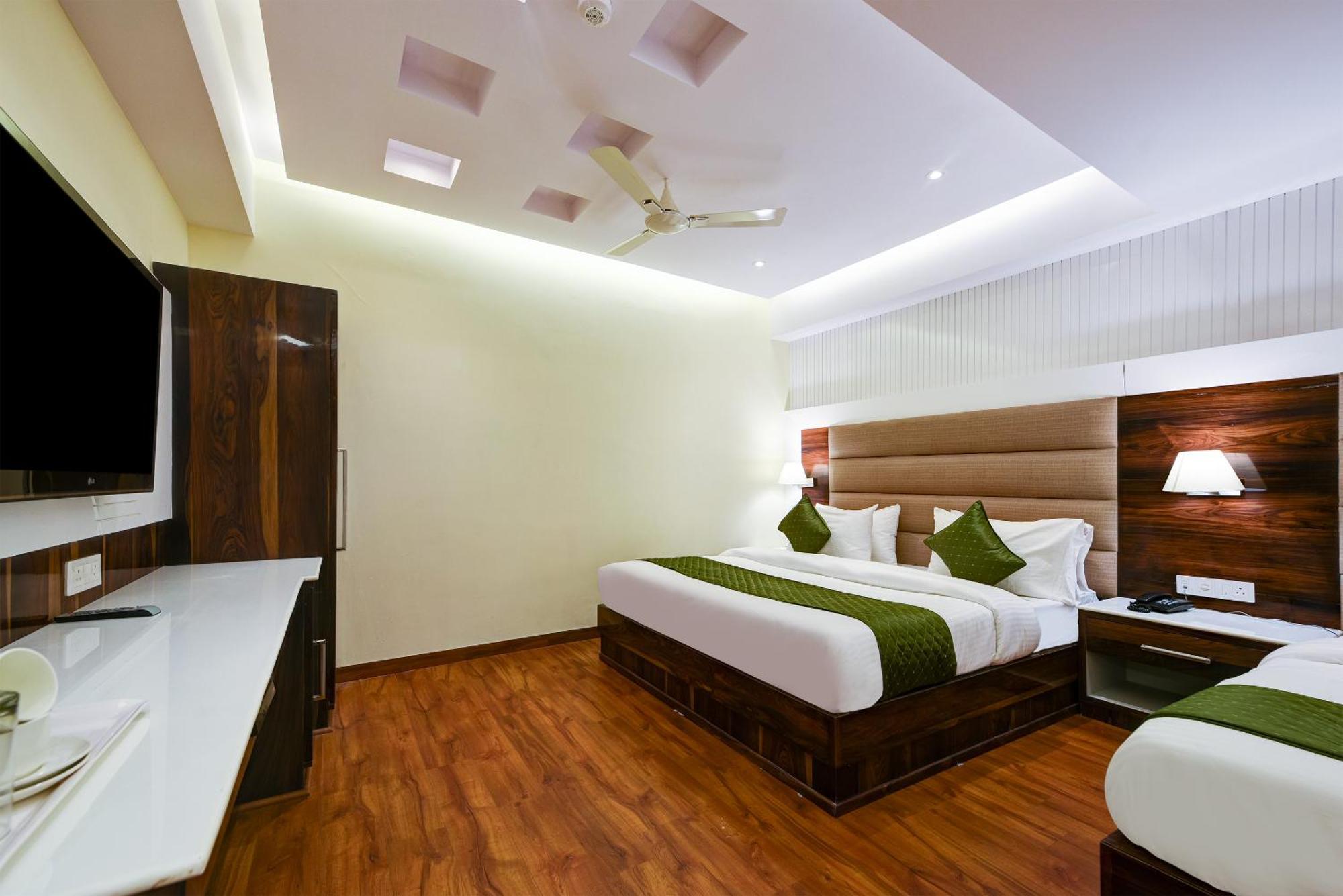 Hotel Geet Deluxe Нью-Дели Экстерьер фото