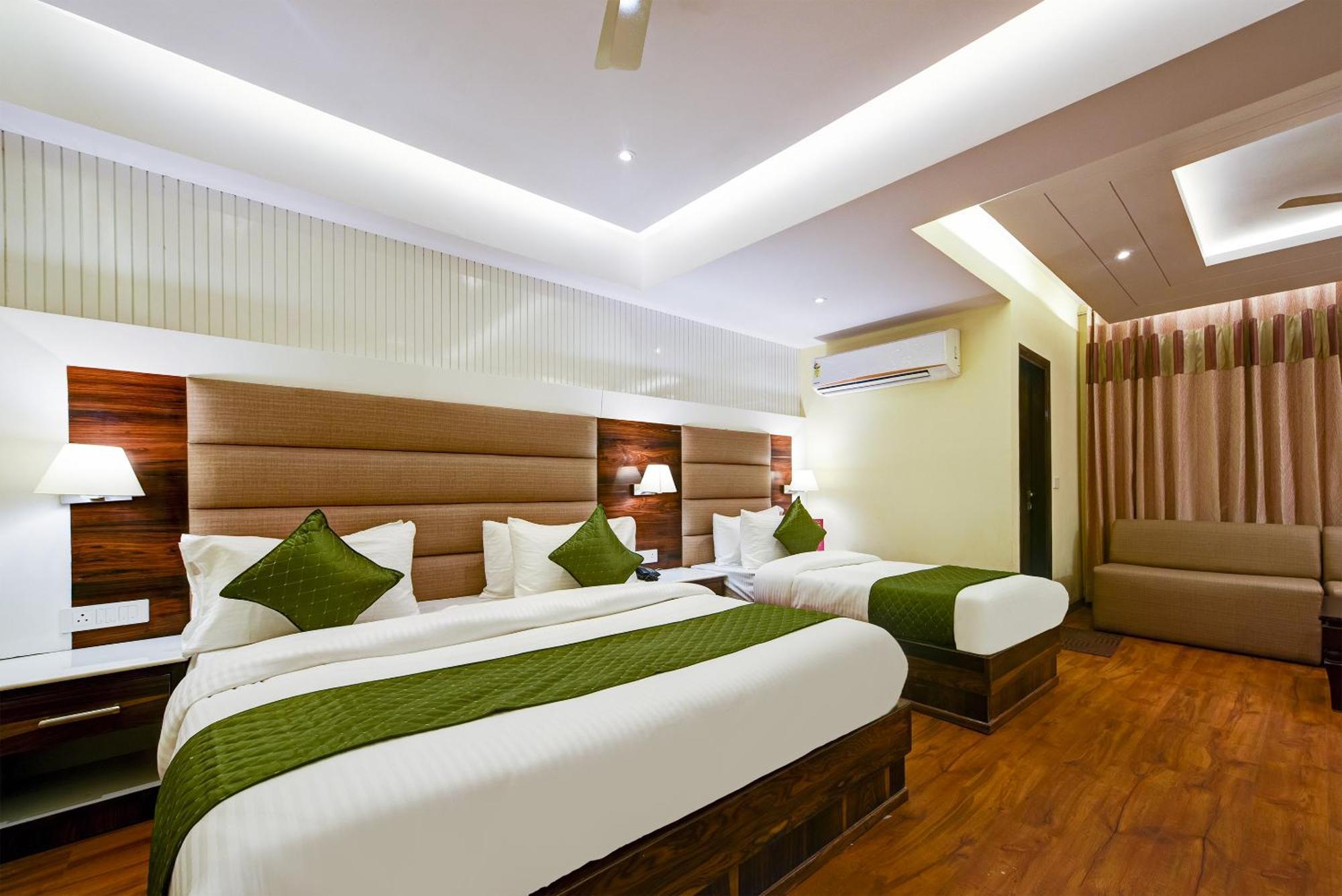 Hotel Geet Deluxe Нью-Дели Экстерьер фото