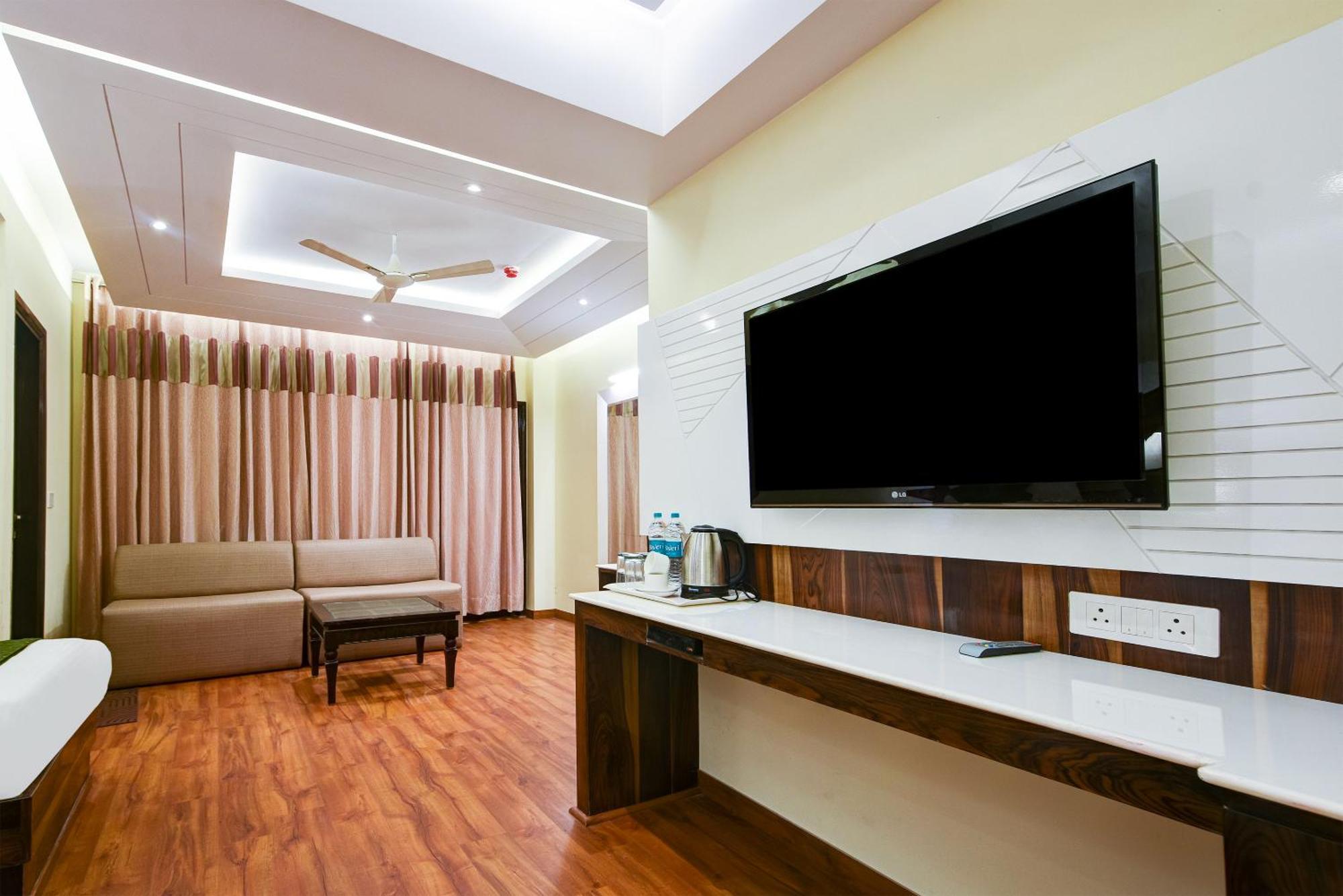 Hotel Geet Deluxe Нью-Дели Экстерьер фото