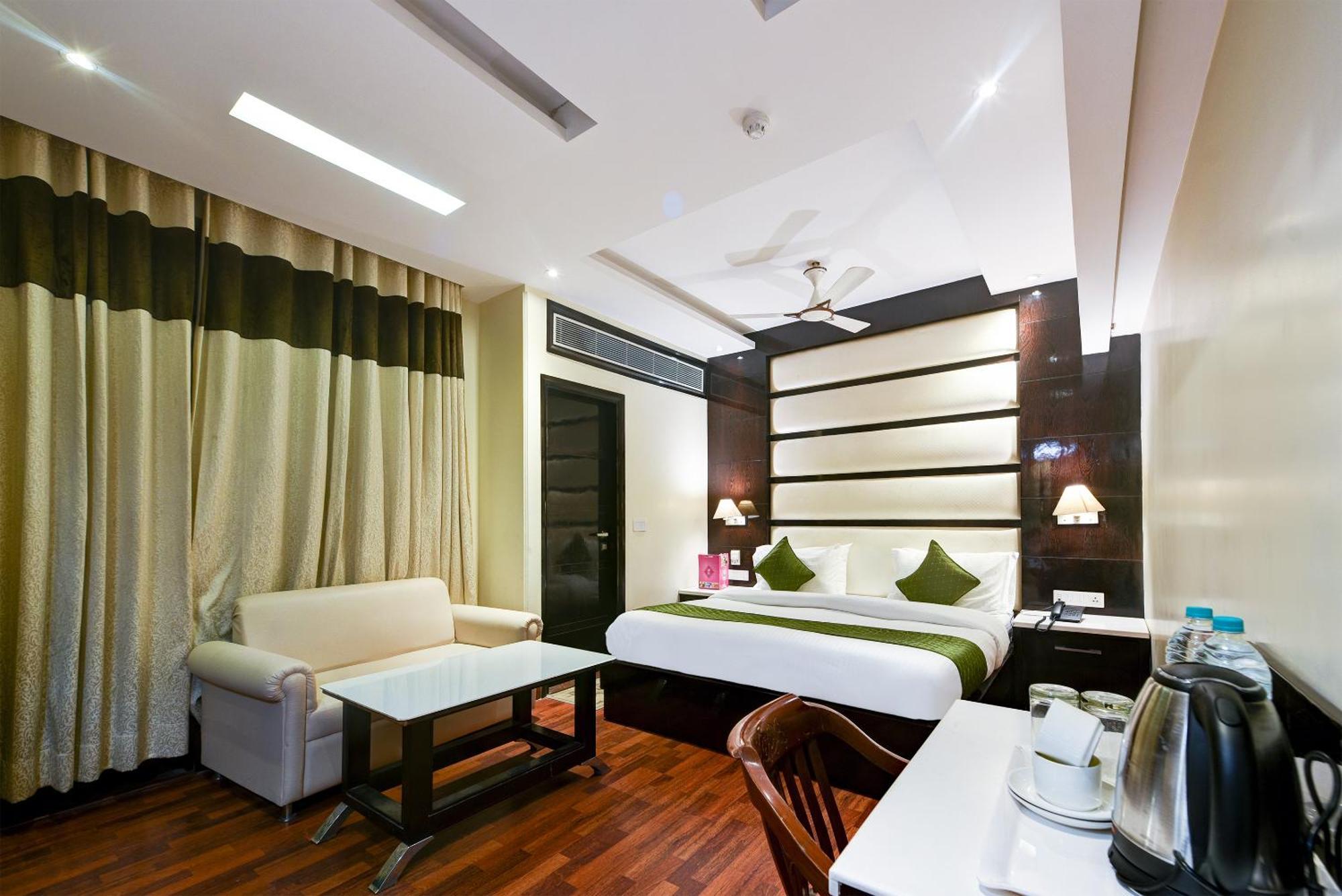 Hotel Geet Deluxe Нью-Дели Экстерьер фото