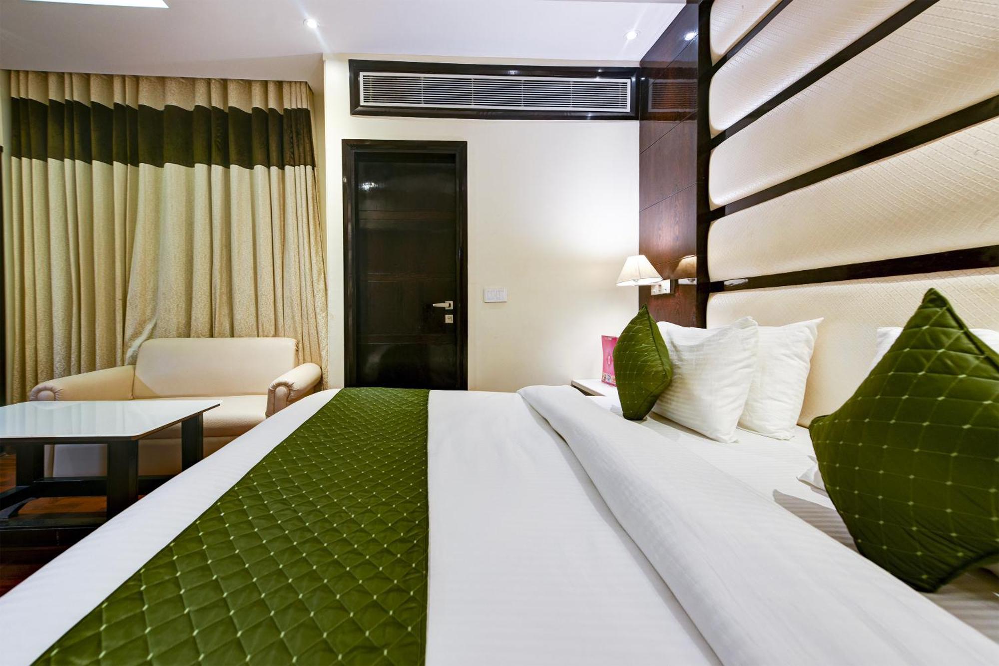 Hotel Geet Deluxe Нью-Дели Экстерьер фото