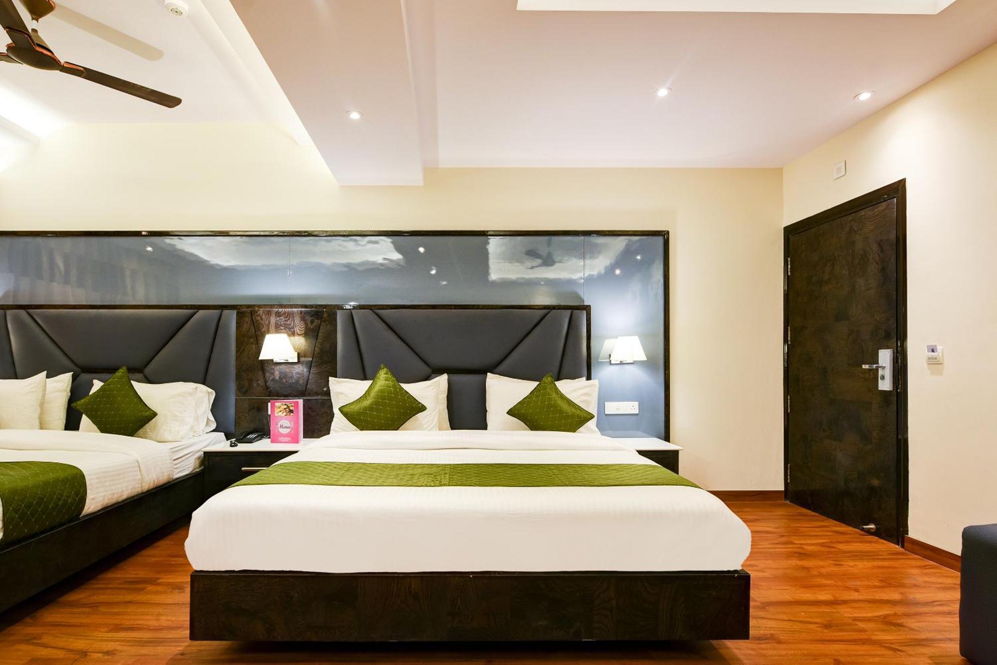 Hotel Geet Deluxe Нью-Дели Экстерьер фото
