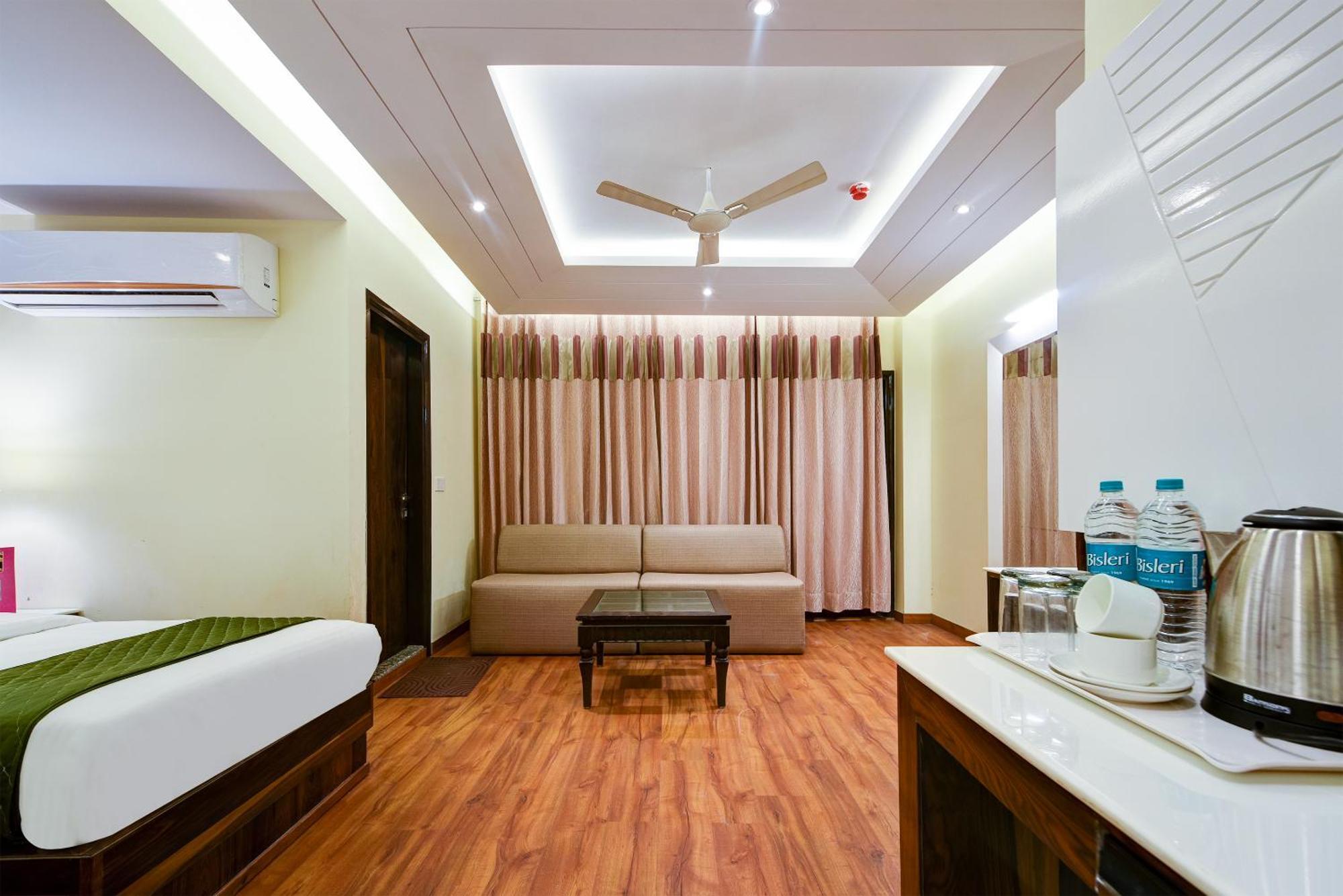 Hotel Geet Deluxe Нью-Дели Экстерьер фото