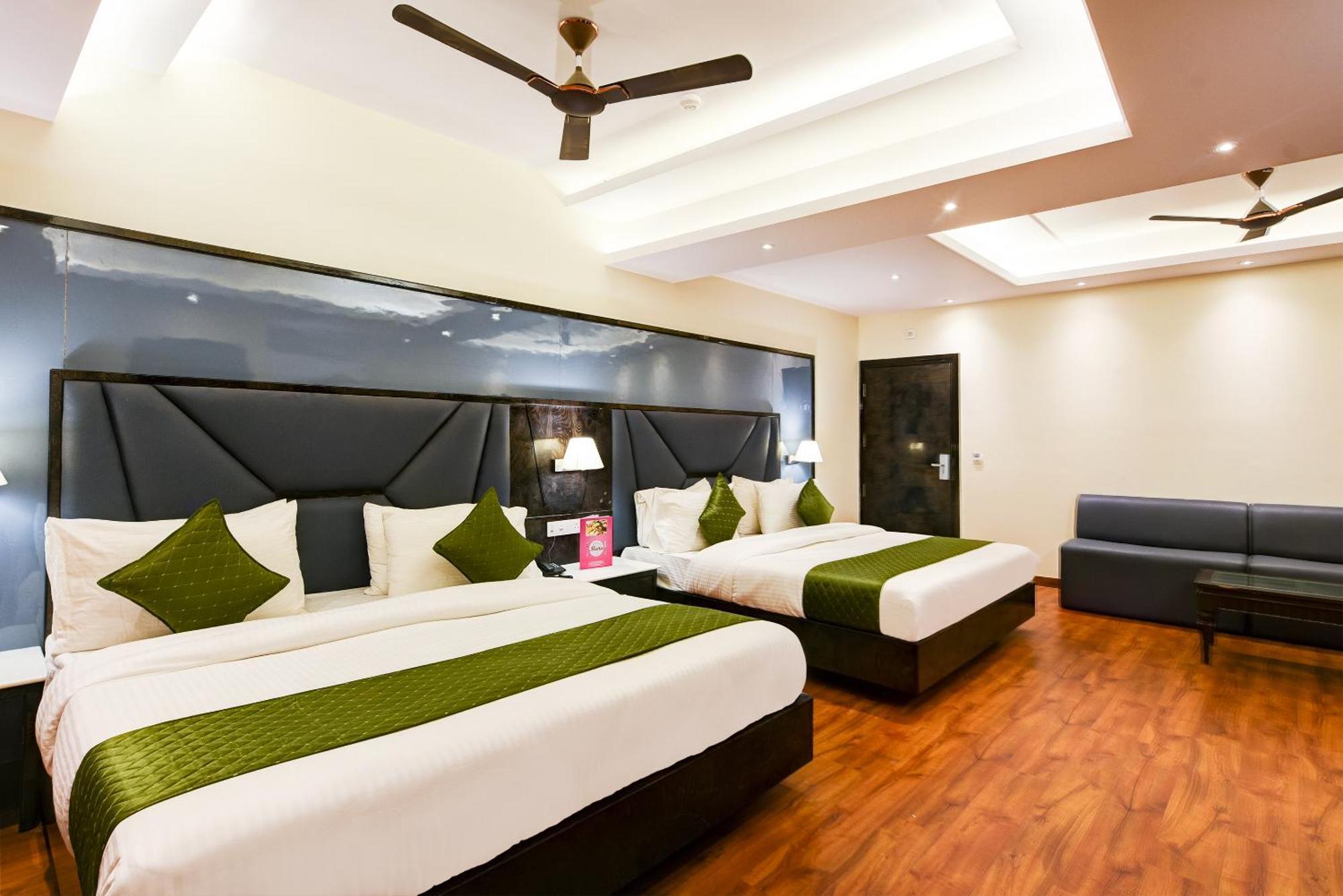 Hotel Geet Deluxe Нью-Дели Экстерьер фото