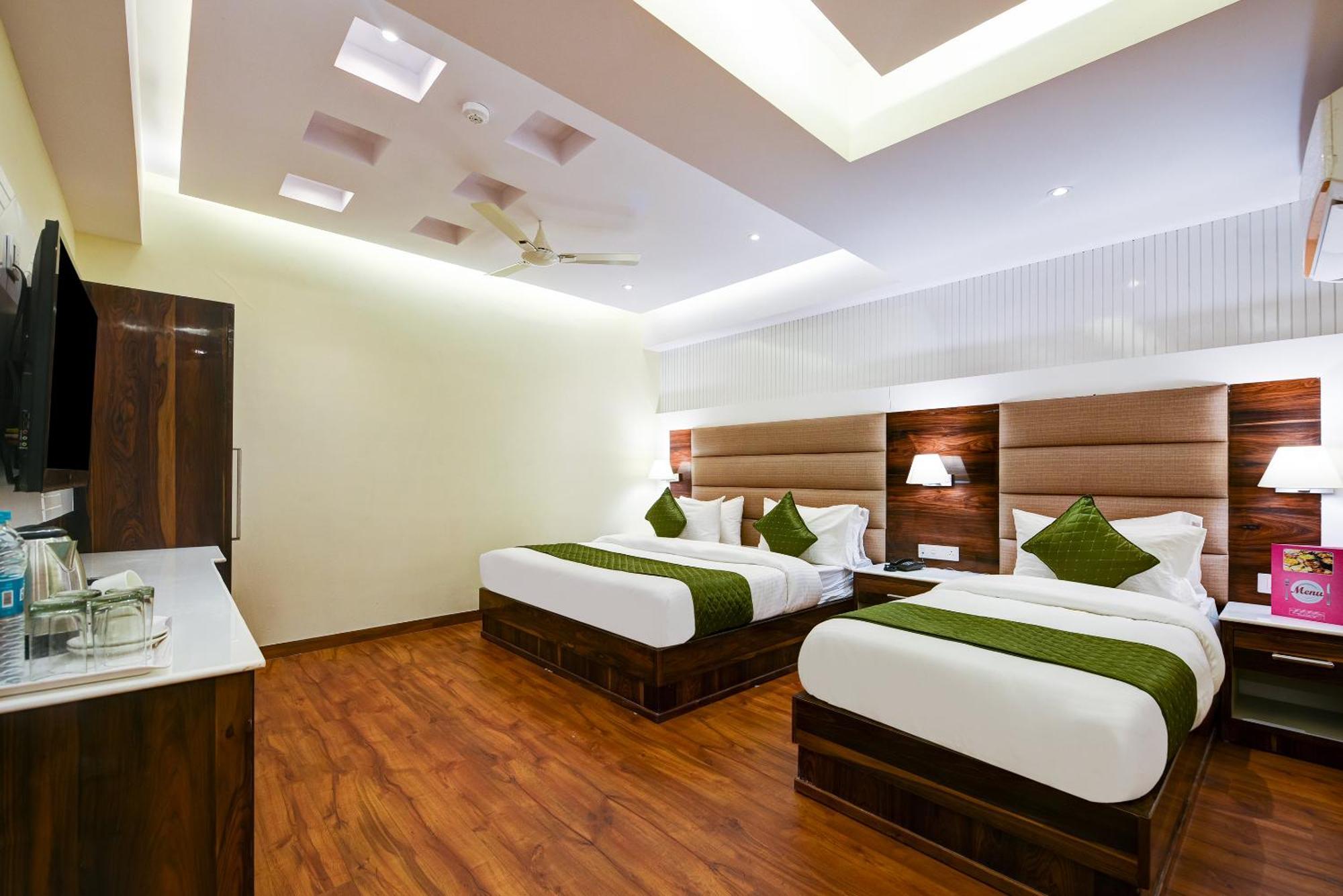 Hotel Geet Deluxe Нью-Дели Экстерьер фото