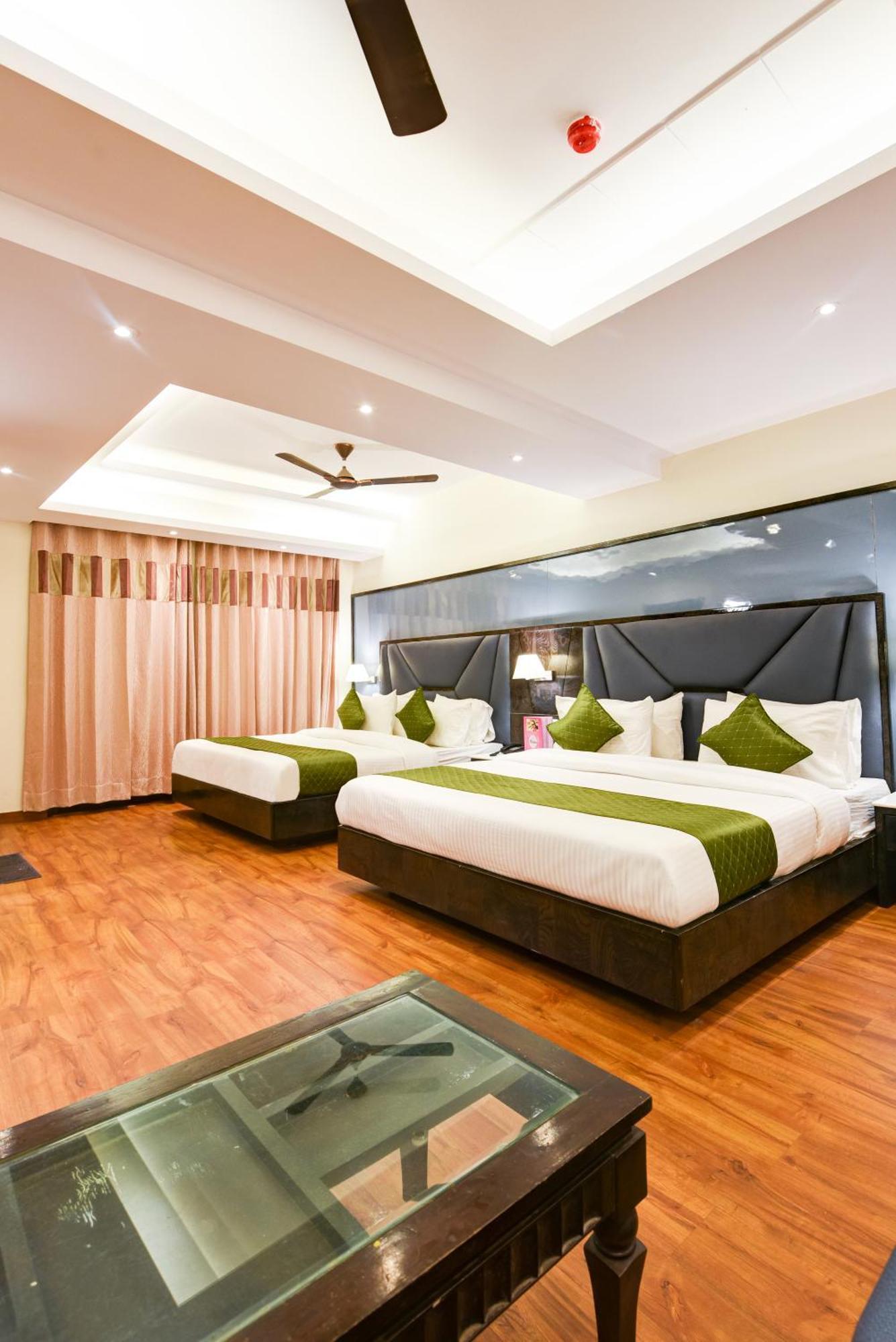 Hotel Geet Deluxe Нью-Дели Экстерьер фото