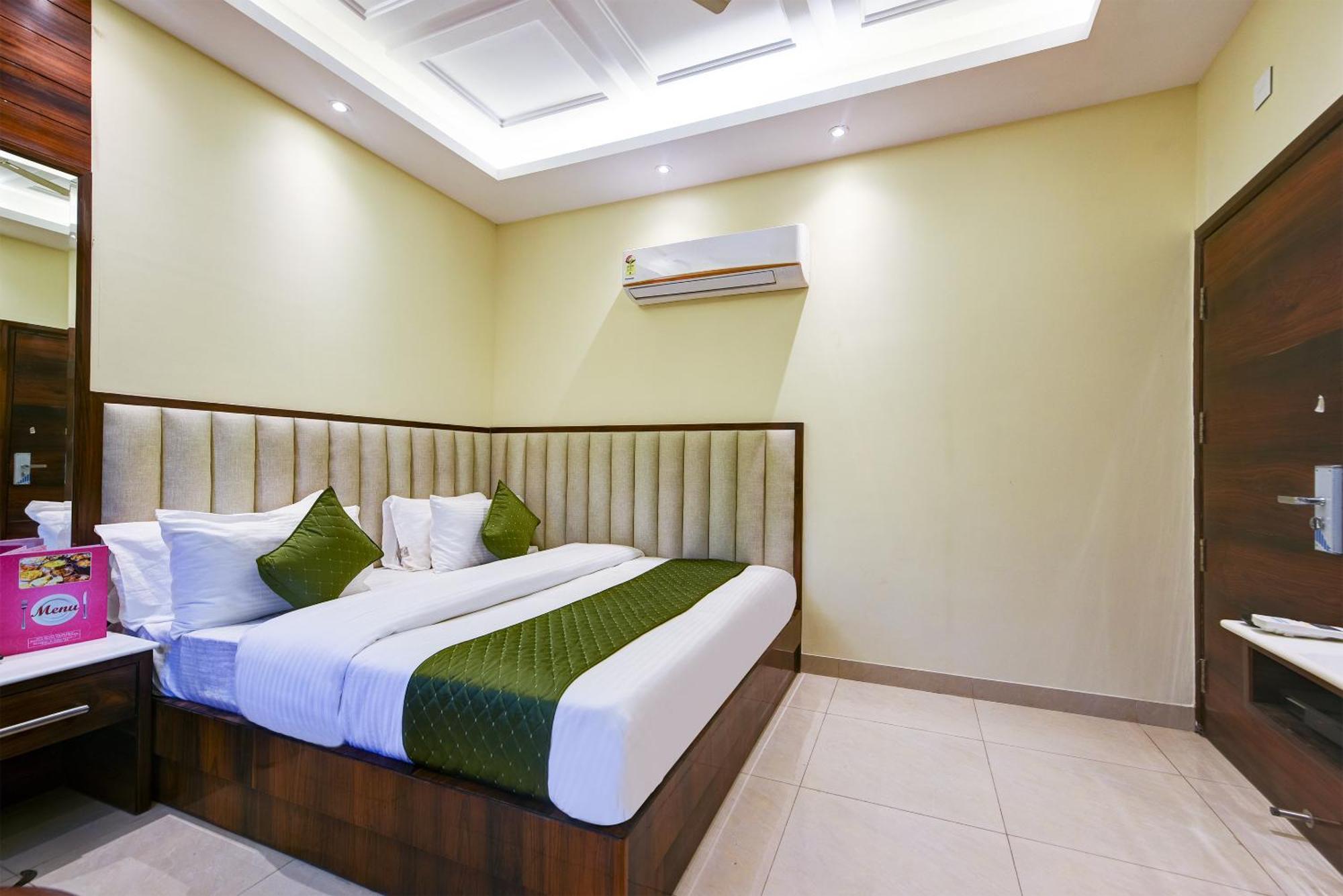 Hotel Geet Deluxe Нью-Дели Экстерьер фото