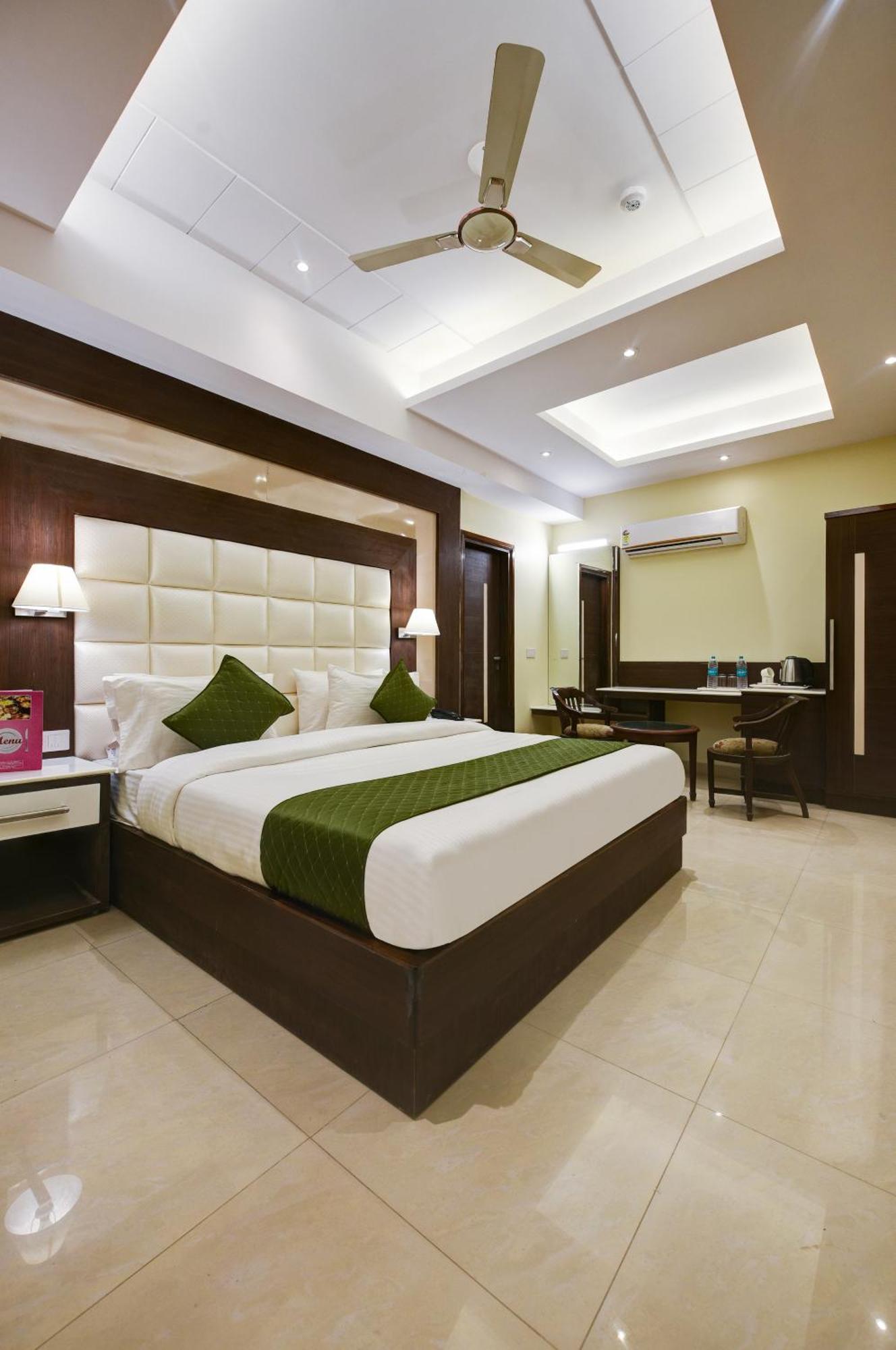 Hotel Geet Deluxe Нью-Дели Экстерьер фото