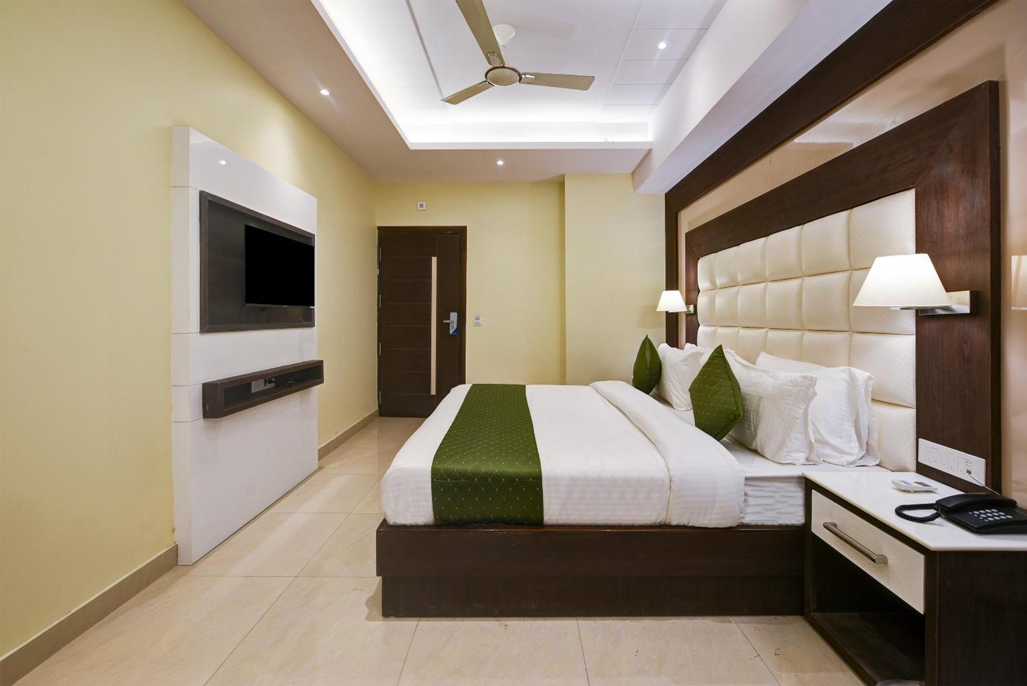 Hotel Geet Deluxe Нью-Дели Экстерьер фото