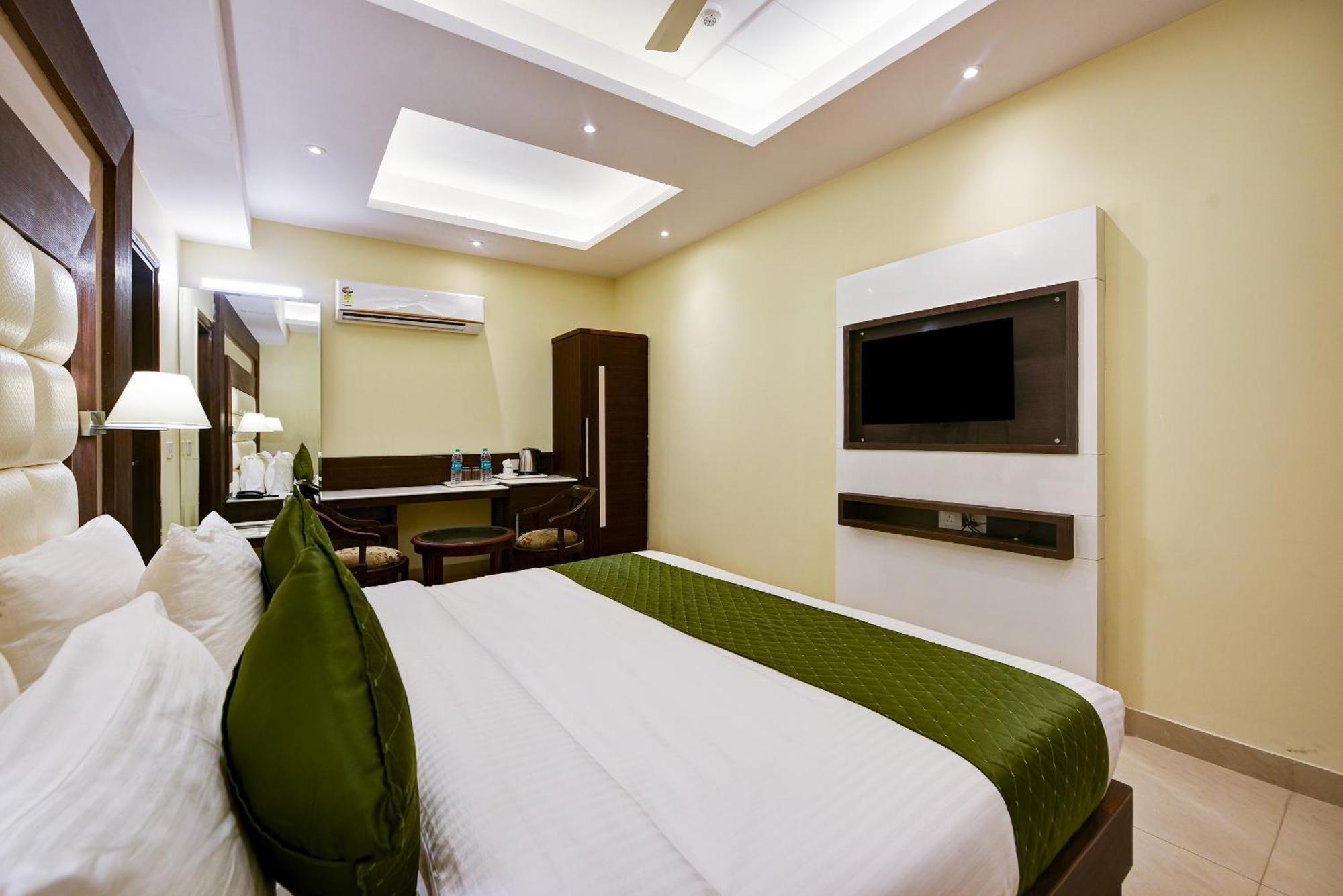 Hotel Geet Deluxe Нью-Дели Экстерьер фото
