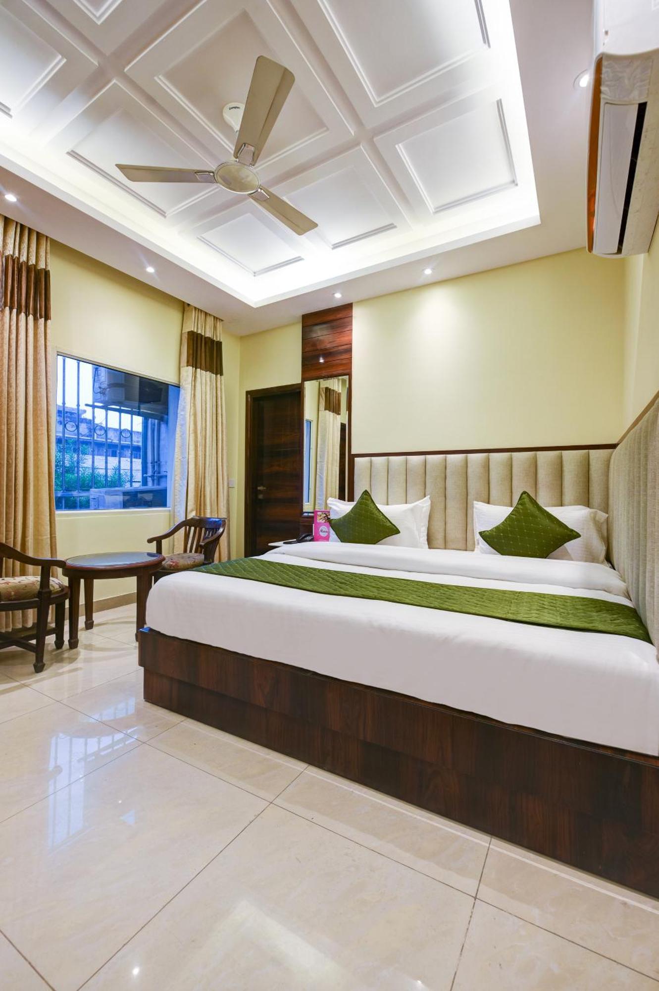 Hotel Geet Deluxe Нью-Дели Экстерьер фото