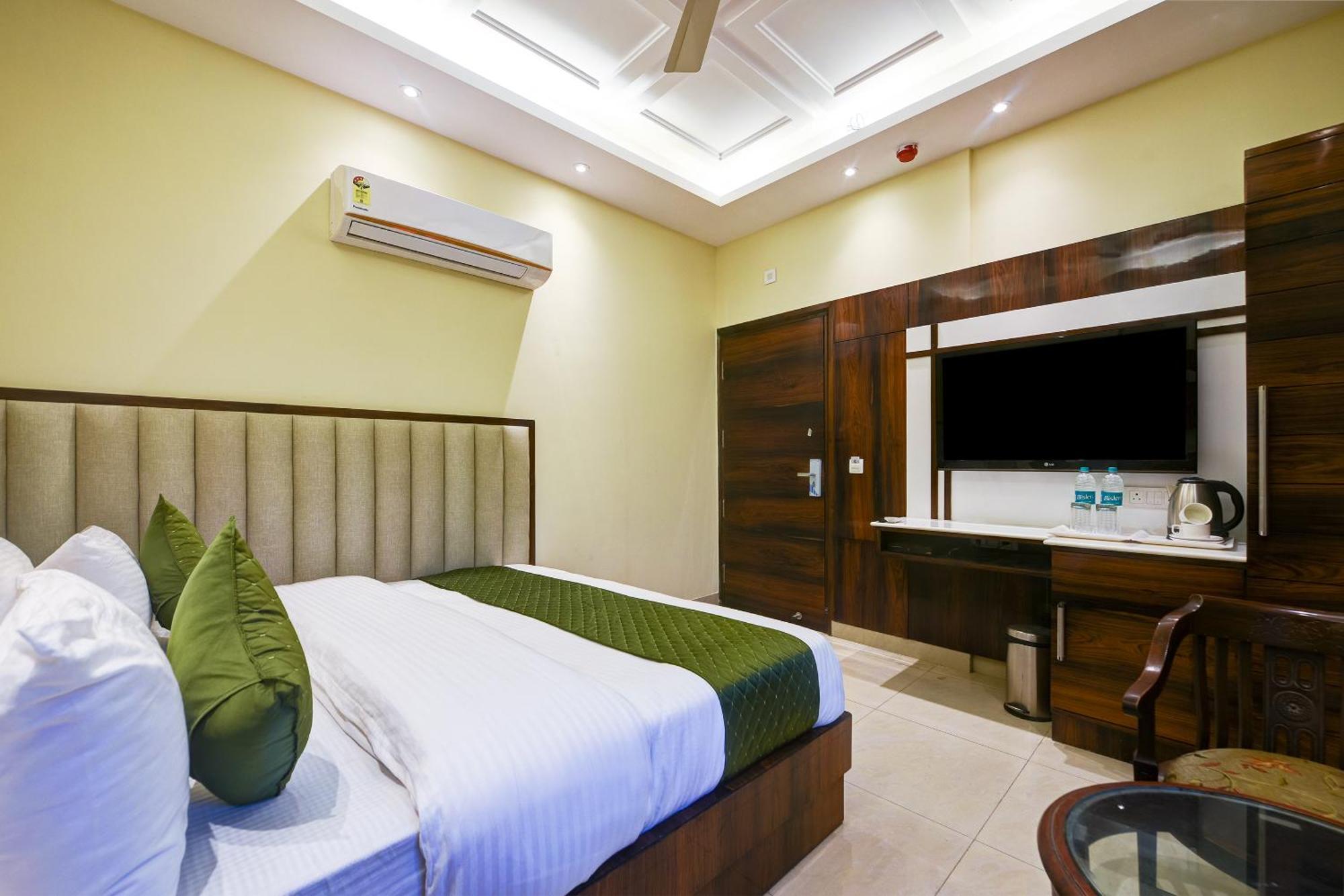 Hotel Geet Deluxe Нью-Дели Экстерьер фото