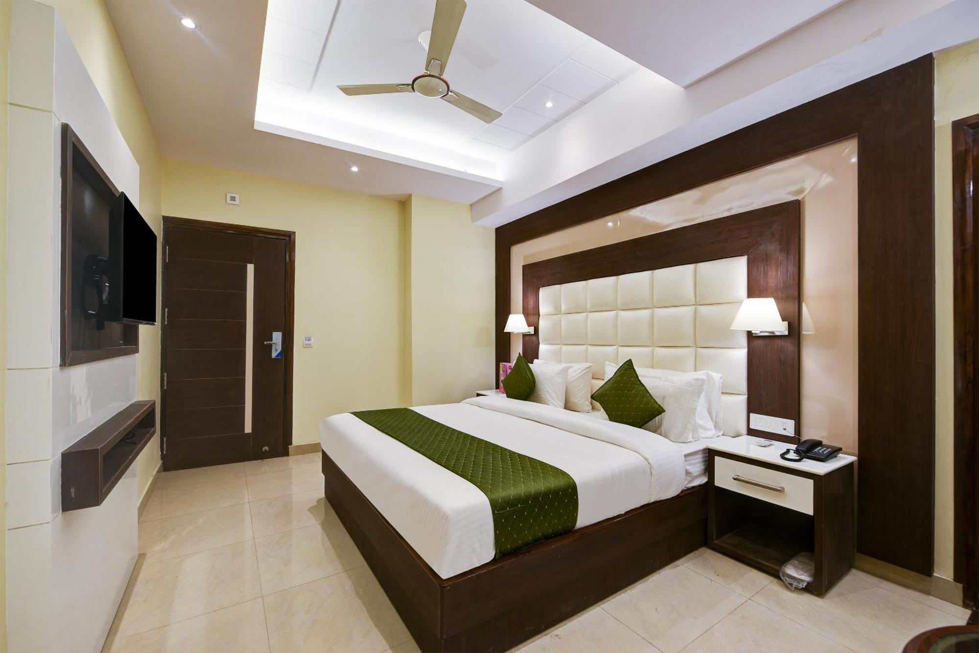 Hotel Geet Deluxe Нью-Дели Экстерьер фото