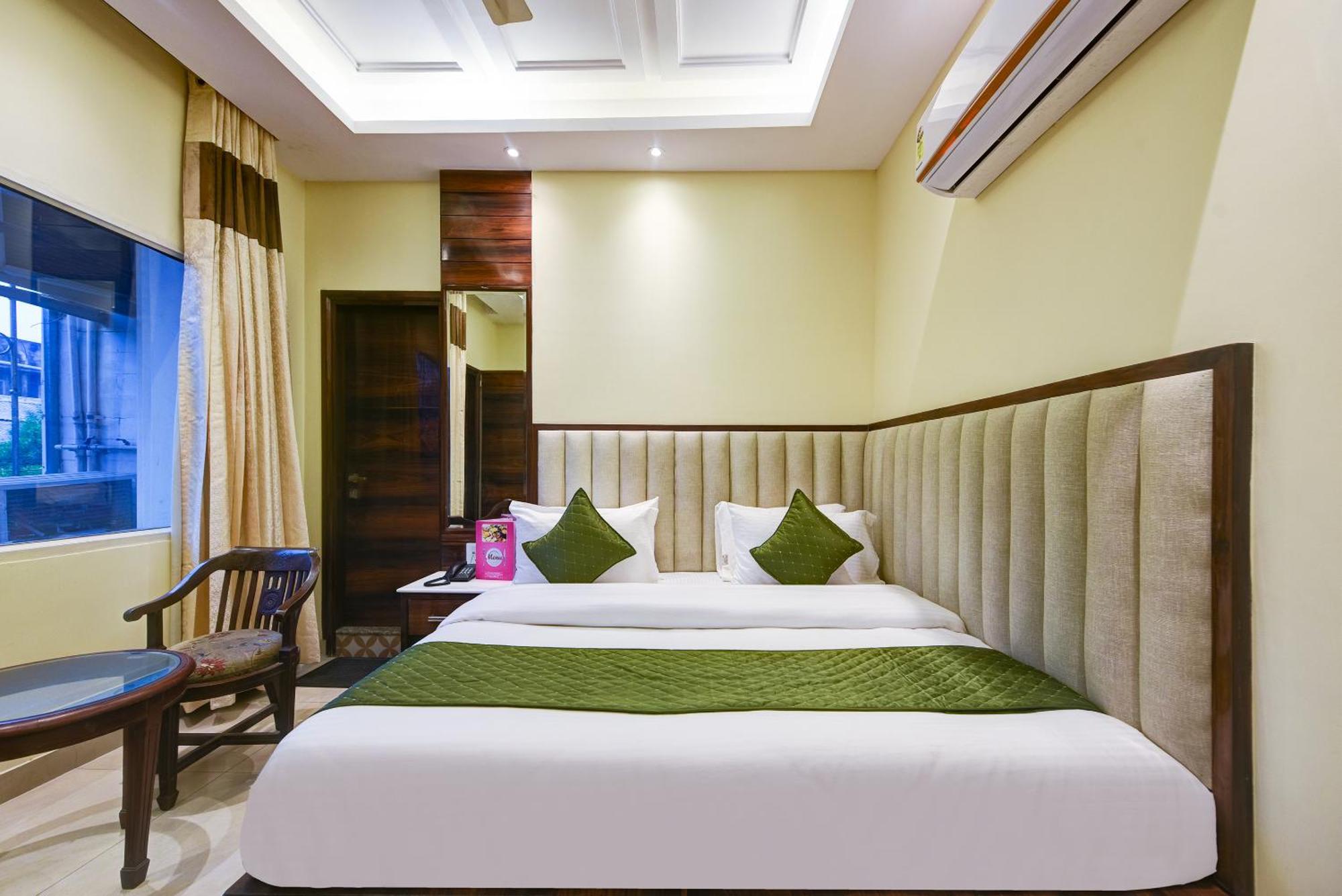 Hotel Geet Deluxe Нью-Дели Экстерьер фото
