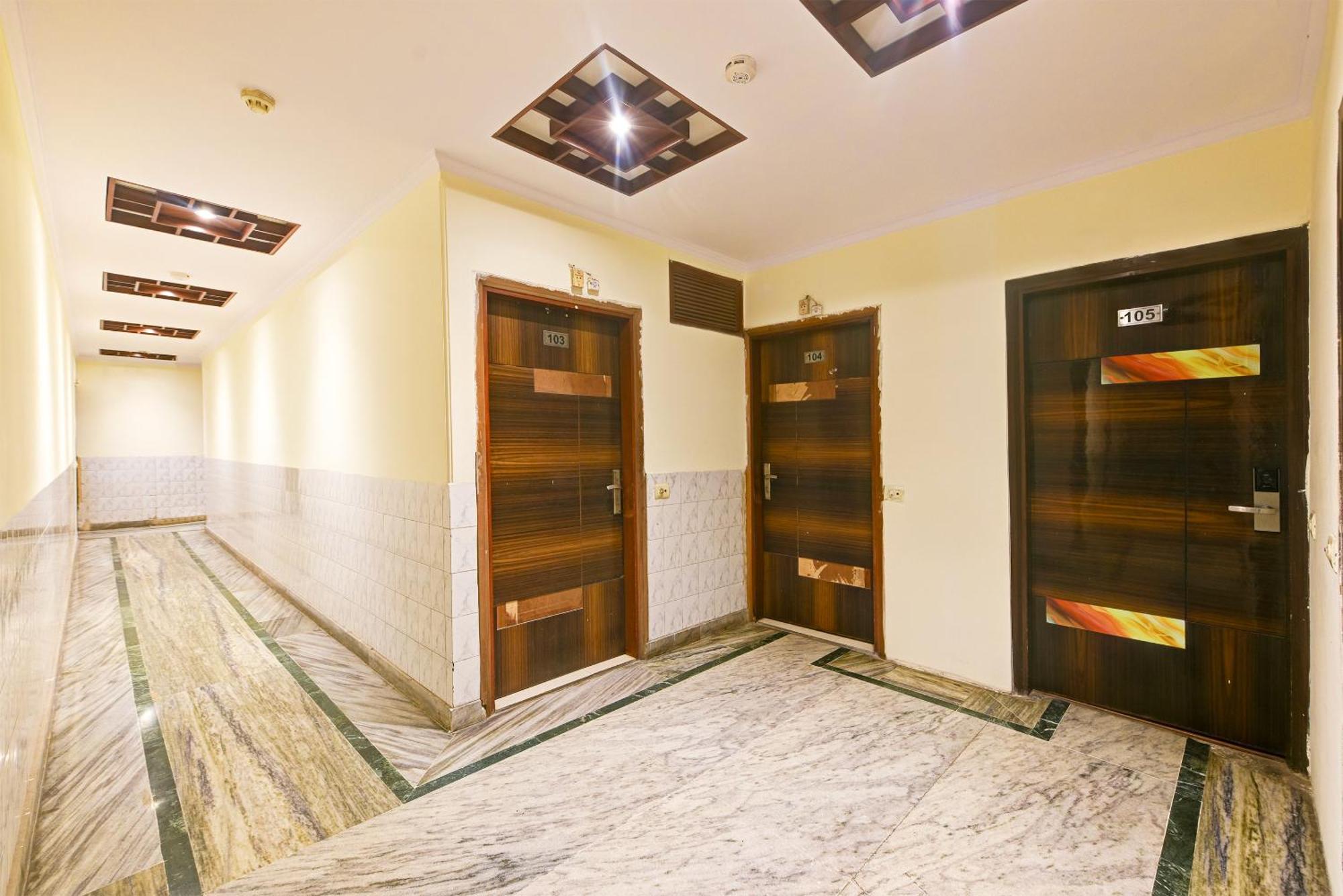 Hotel Geet Deluxe Нью-Дели Экстерьер фото