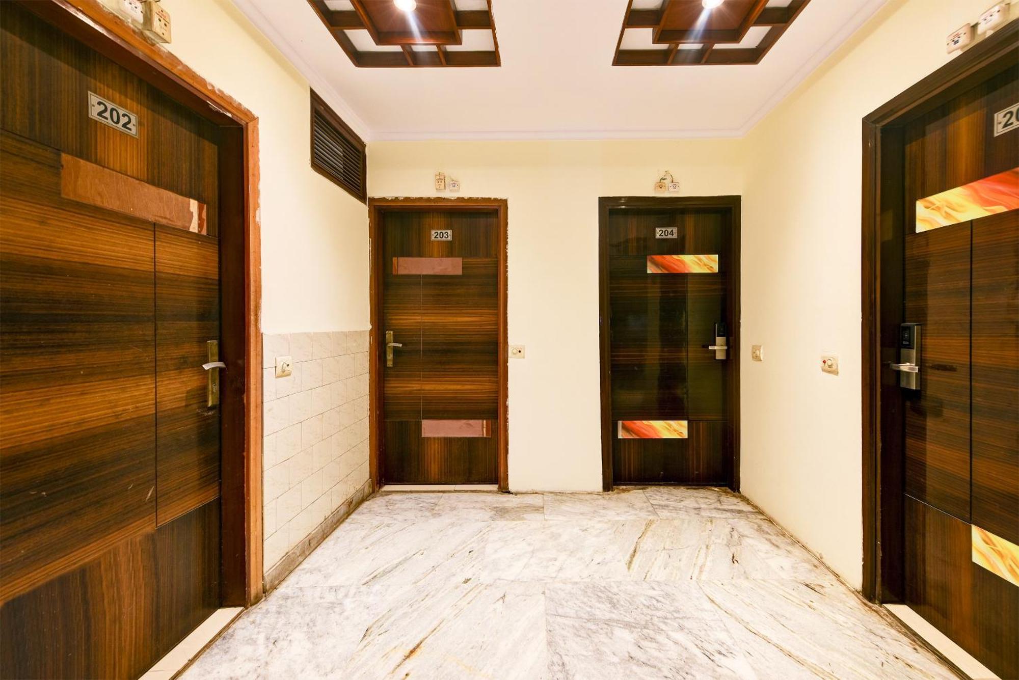 Hotel Geet Deluxe Нью-Дели Экстерьер фото
