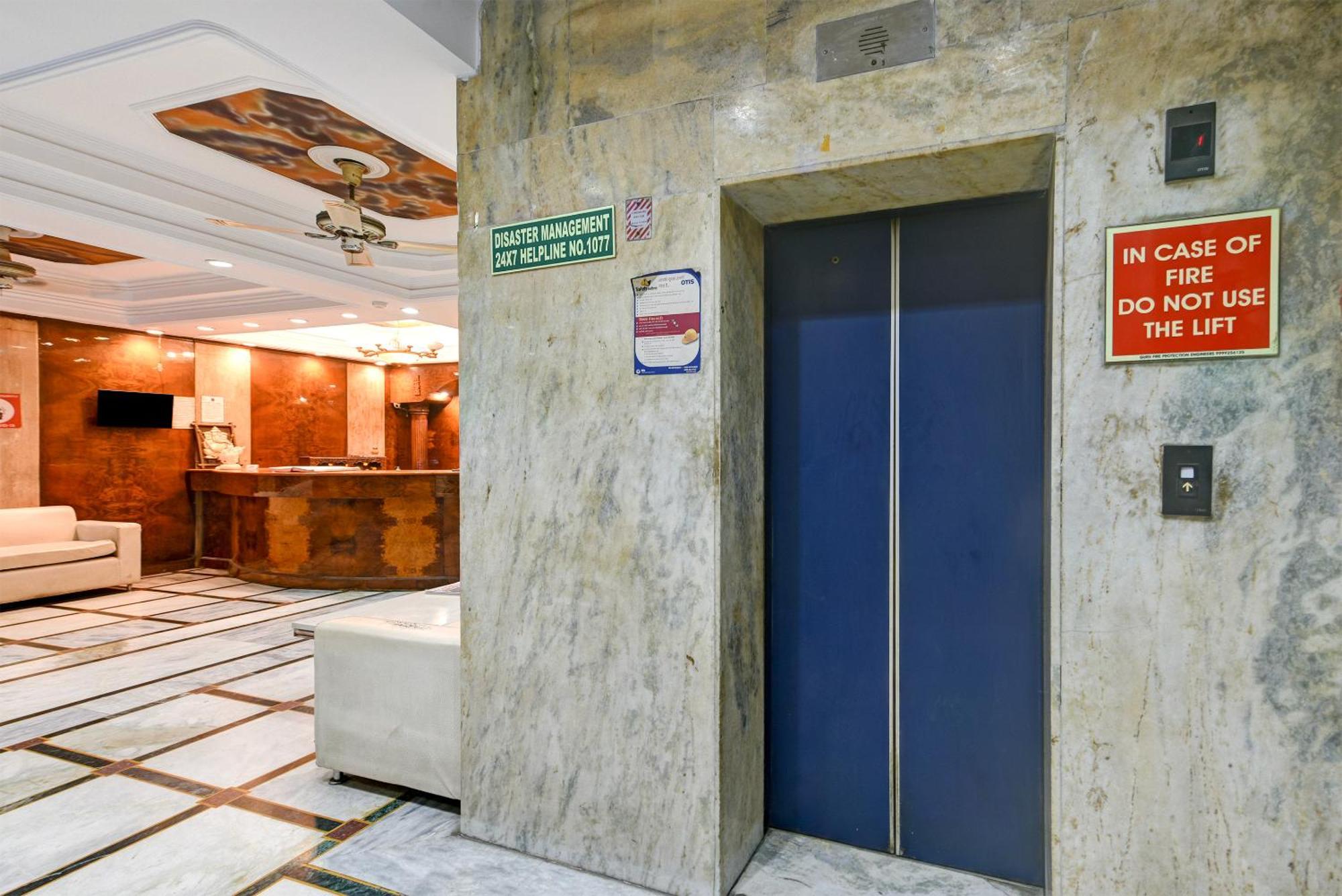 Hotel Geet Deluxe Нью-Дели Экстерьер фото