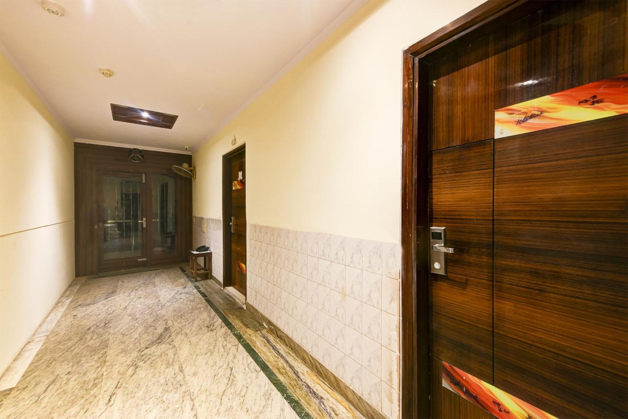 Hotel Geet Deluxe Нью-Дели Экстерьер фото