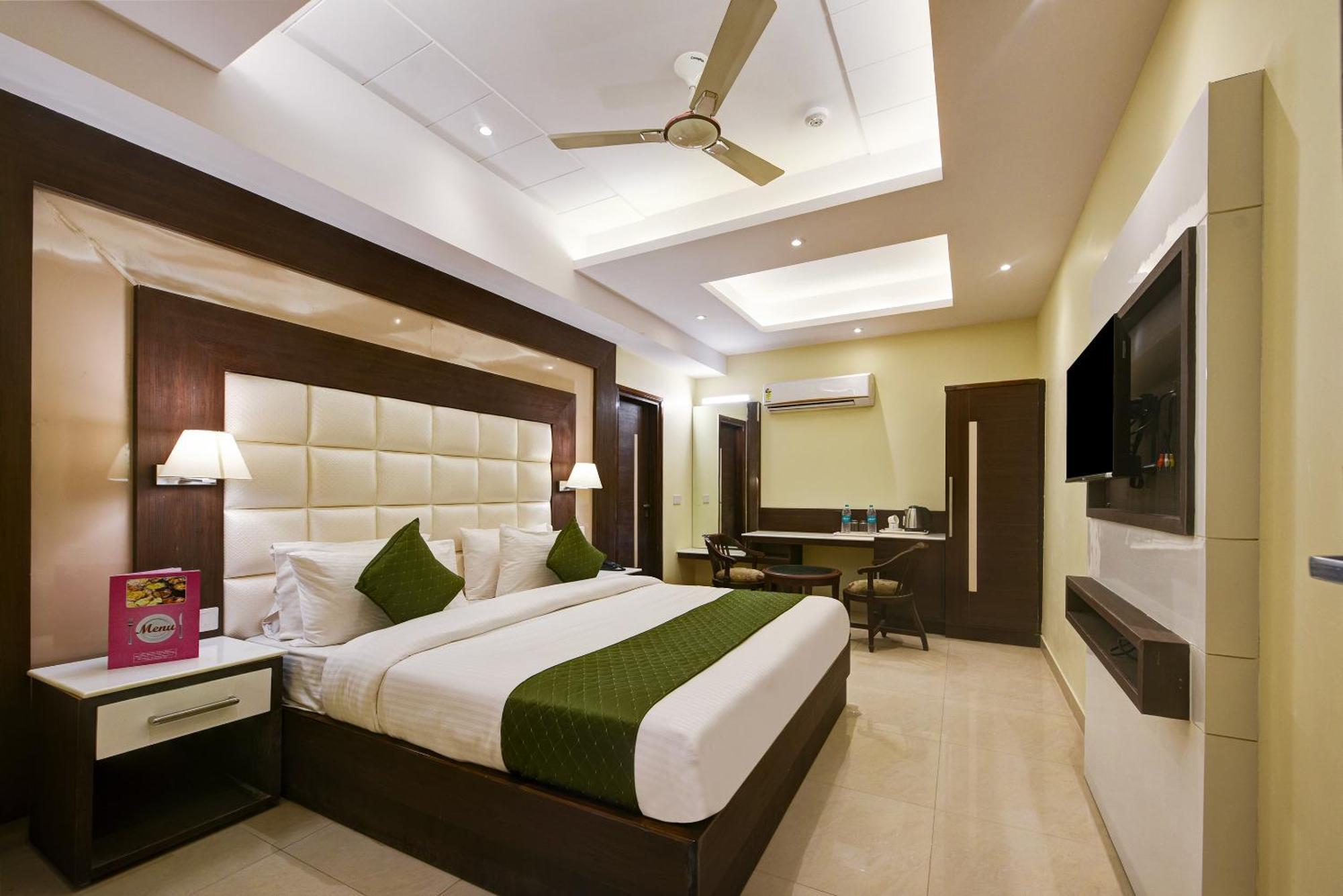 Hotel Geet Deluxe Нью-Дели Экстерьер фото